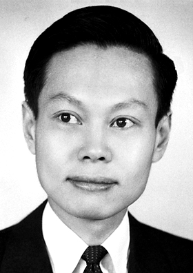 图:Nobel foundation · Public domain · Wikimedia Commons 杨振宁